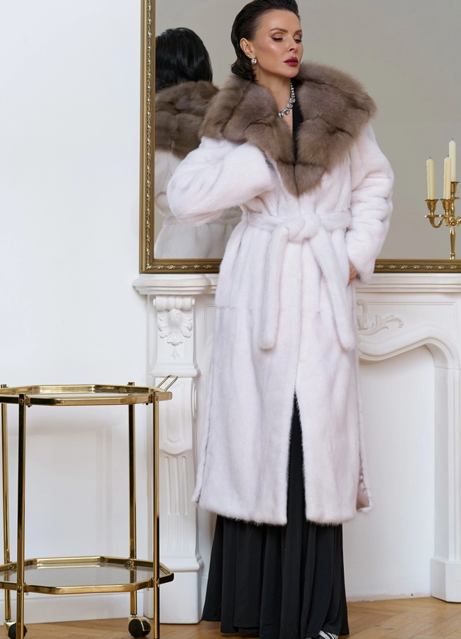 фото Белая шуба из норки с куницей модель № 29530