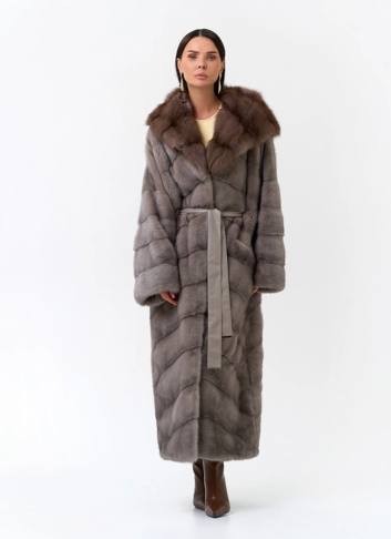 Длинная шуба из меха норки с капюшоном из меха куницы