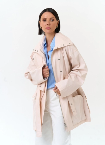 Женский светлый плащ с поясом