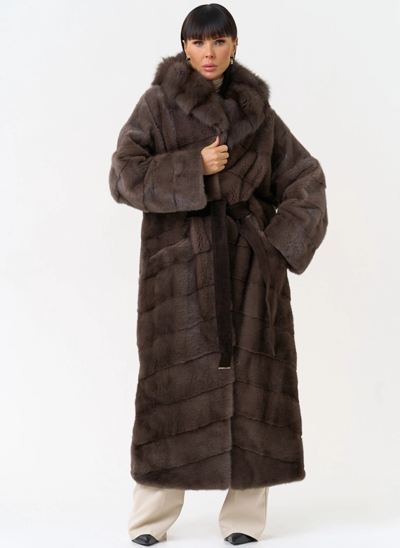 Длинная шуба из меха норки с капюшоном из меха куницы фото