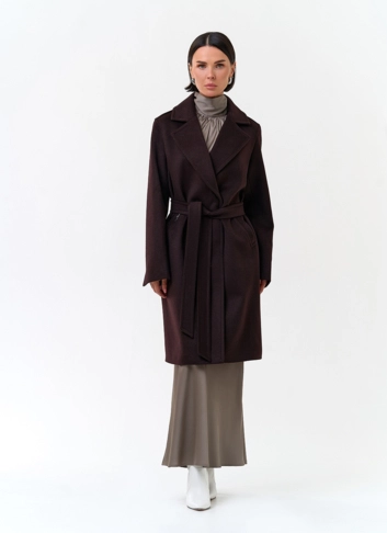 Женское пальто коричневого цвета с поясом