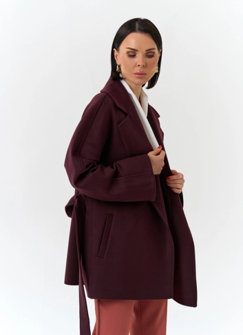 Женское укороченное пальто с английским воротником